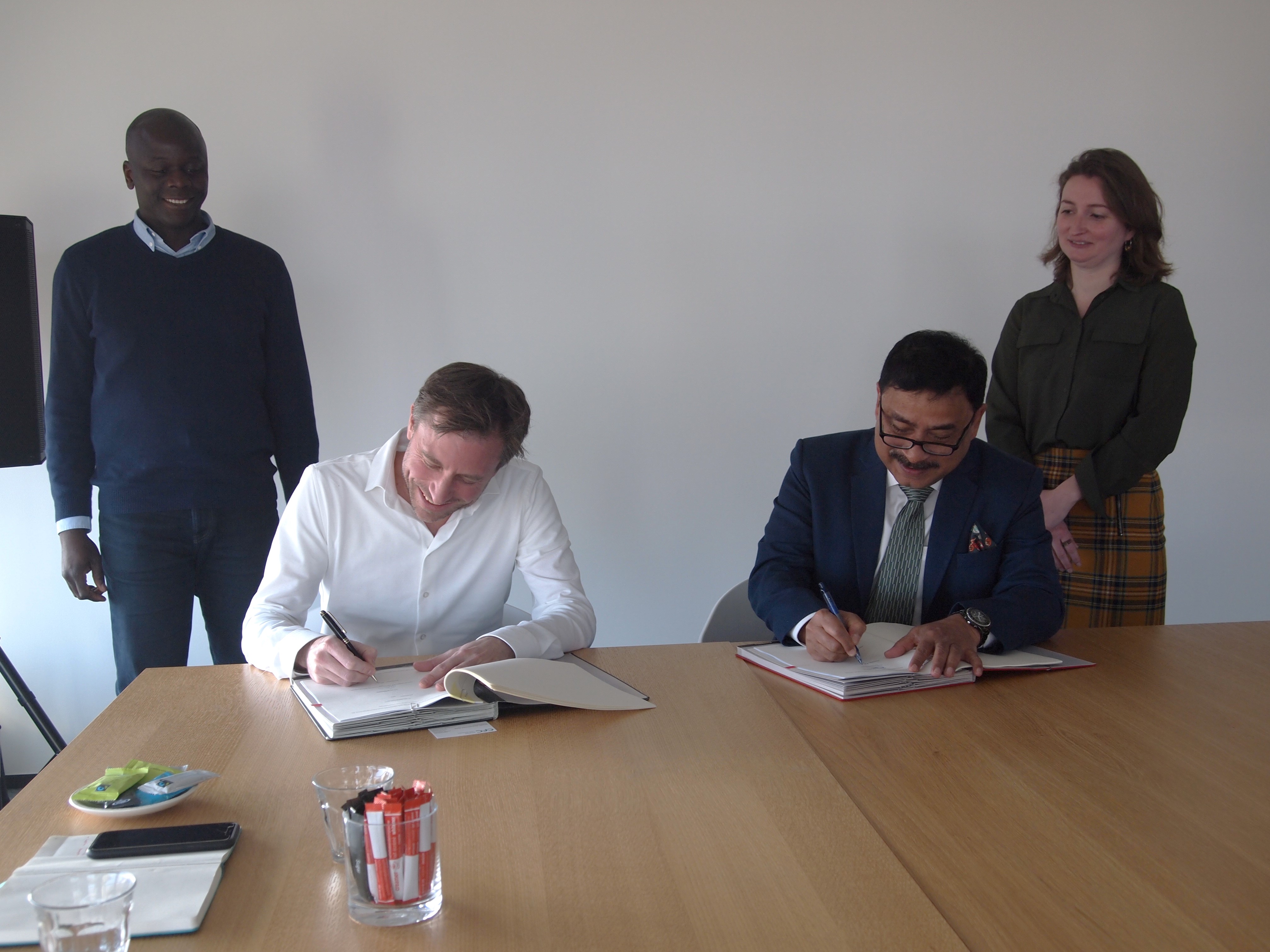 Meridia_signing